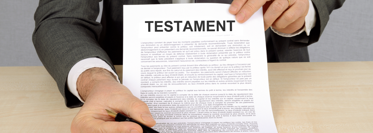 Notaris houdt een testament vast met een pen ter ondertekening